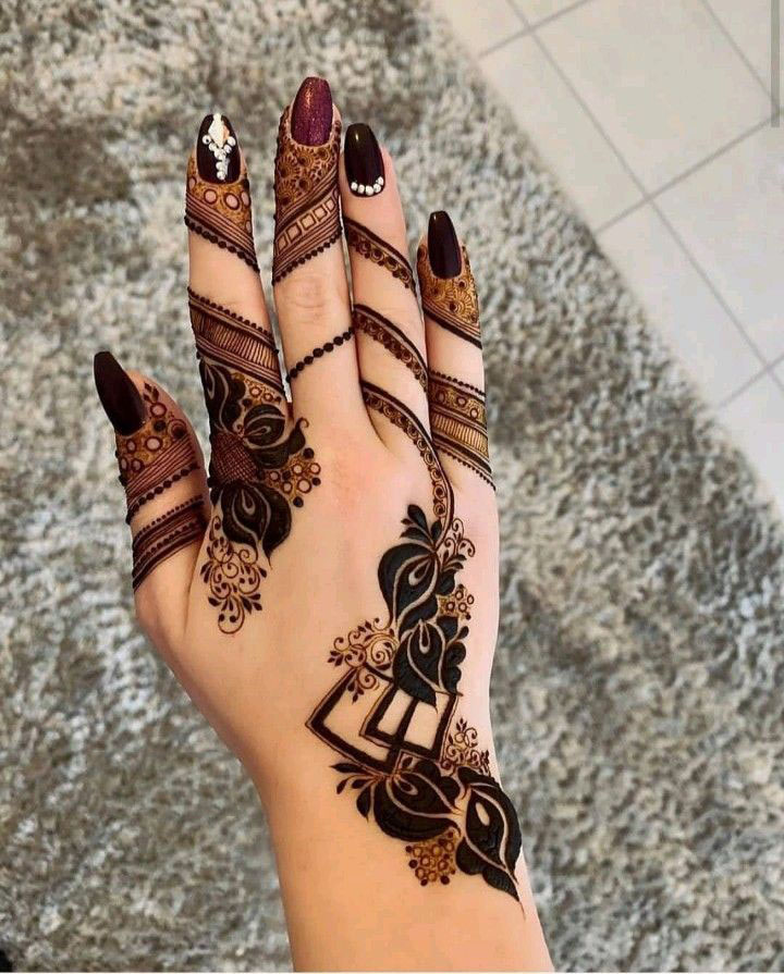 Modern Minimalist Arabic Mehndi Art